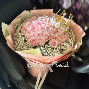 52枝玫瑰花束（戴皇冠） – 粉雪山玫瑰花