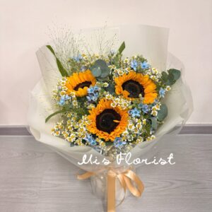 【熱賣中】榮休花束 / 畢業花束 – 向日葵 & 洋甘菊 & 藍星花