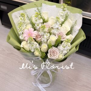 生日花束 / 週年紀念花束 – 12枝白色玫瑰花